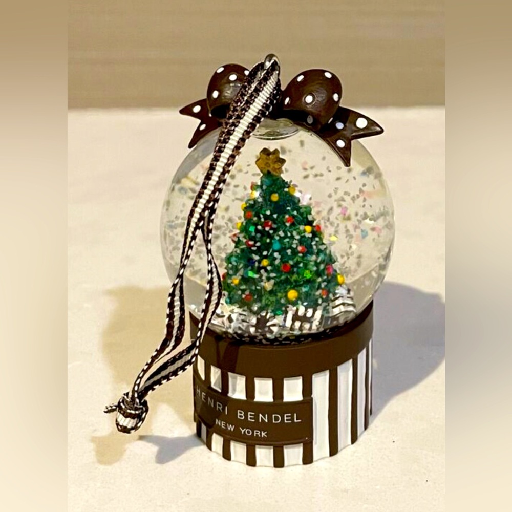 Henri Bendel Christmas Tree with Presents, Snow globe Ornament, NWOT, Very Rare